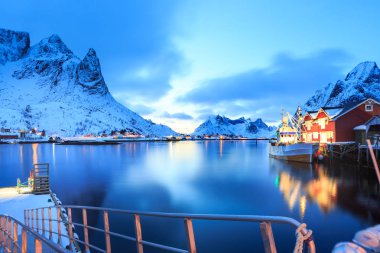 Gece, Norveç balıkçı köyü Reine Lofoten Adaları