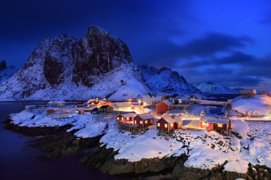 Gece, Norveç balıkçı köyü Hamnoy Lofoten Adaları