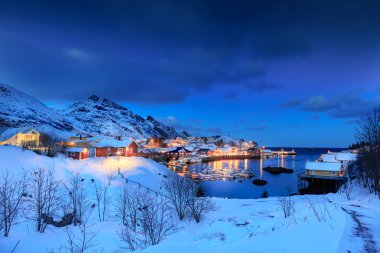 Gece, Norveç balıkçı köyü Sorvagen Lofoten Adaları
