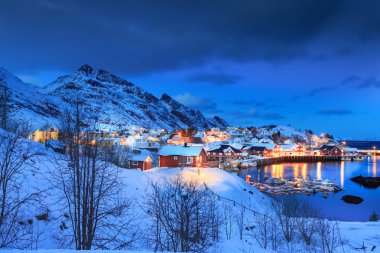 Gece, Norveç balıkçı köyü Sorvagen Lofoten Adaları