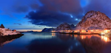 Gece, Norveç balıkçı köyü Sorvagen Lofoten Adaları