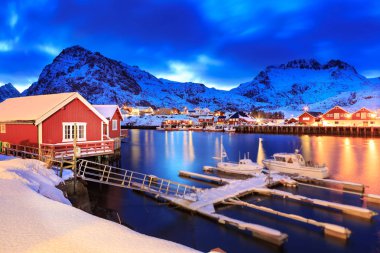 Gece, Norveç balıkçı köyü Sorvagen Lofoten Adaları