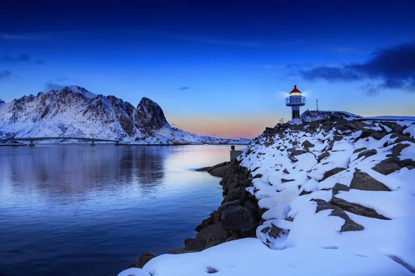 Reine Lofoten Adaları Yılında Deniz Feneri Günbatımı Norveç Tarafından — Stok fotoğraf