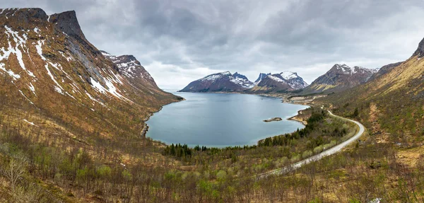 Vista Bergsfjorg Isla Senja Más Allá Del Círculo Polar Noruega —  Fotos de Stock