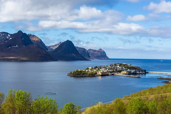 Zobrazení Krajiny Ostrova Senja Vesnicí Husoy Norsku — Stock fotografie