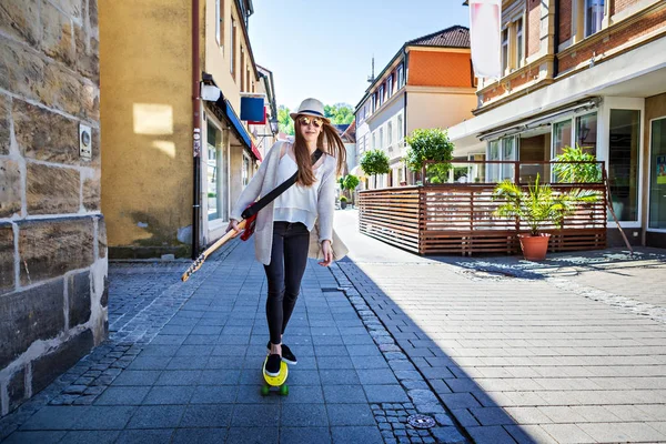 Porträt Eines Teenagers Mit Quitar Und Skateboard Auf Der Straße — Stockfoto