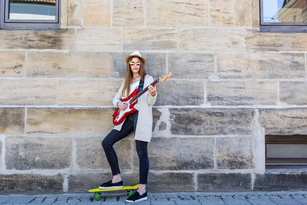 Portret Van Een Tienermeisje Met Een Quitar Skateboard Straat Stad — Stockfoto