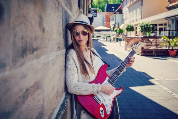 Portrait Une Adolescente Avec Quitar Dans Rue Ville — Photo