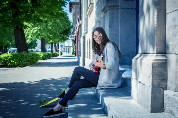 Portrét Mladé Dívky Kytarou Skateboard Ulici Města — Stock fotografie