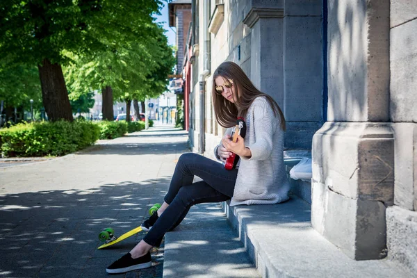 Portrait Une Adolescente Avec Quitar Skateboard Dans Rue Ville — Photo