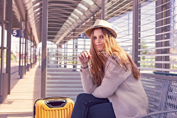 Retrato Una Adolescente Con Una Maleta Estación Tren — Foto de Stock