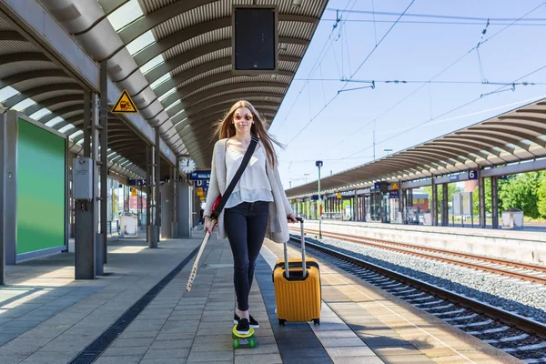 Portrait Une Adolescente Avec Quitar Une Planche Roulettes Sur Gare — Photo