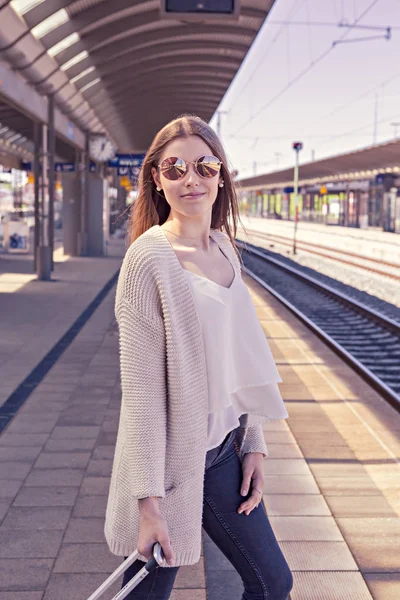 Portrét Mladé Dívky Kufrem Železniční Stanici — Stock fotografie