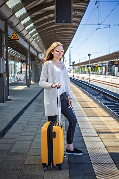 一个在火车站有手提箱的十几岁女孩的肖像 — 图库照片