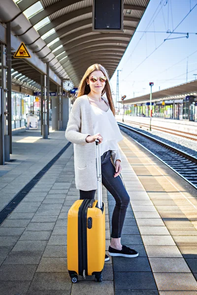 Ritratto Adolescente Con Una Valigia Sulla Stazione Ferroviaria — Foto Stock