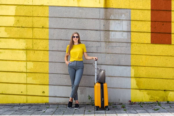 Portret Van Het Jonge Meisje Een Bus Trein Station — Stockfoto