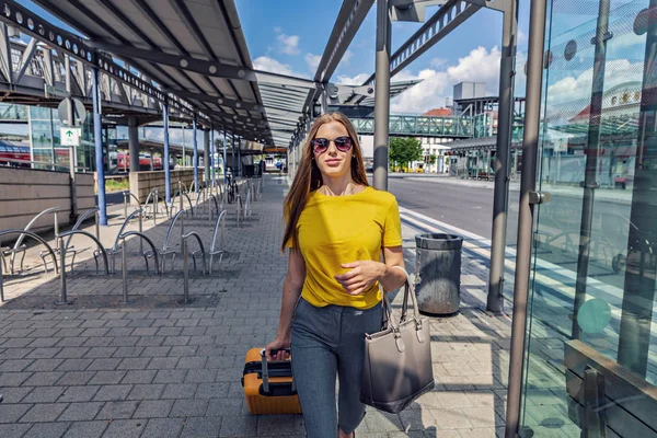 Portrait Jeune Fille Dans Une Gare Routière Ferroviaire — Photo