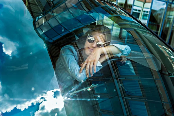 Young Girl Driving Car Town — Stock Photo, Image