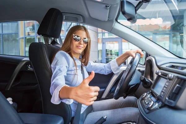 Una Joven Después Conducir Con Éxito Examen Coche — Foto de Stock