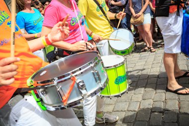 Coburg, Almanya - 10 Temmuz 2016: Samba Festivali Coburg, Almanya, kimliği belirsiz samba müzisyen katılmaktadır