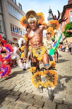 Coburg, Almanya - 10 Temmuz 2016: Samba Festivali geliştirerek Coburg adlı bir tanımlanamayan samba dansçısı katılır