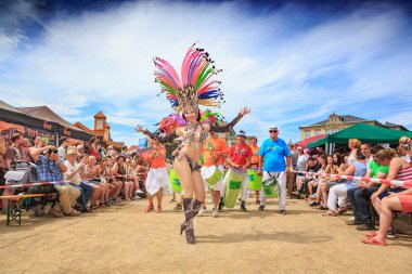 Coburg, Almanya - 10 Temmuz 2016: Samba Festivali geliştirerek Coburg adlı bir tanımlanamayan samba dansçısı katılır