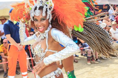 Coburg, Almanya - 10 Temmuz 2016: Samba Festivali geliştirerek Coburg adlı bir tanımlanamayan samba dansçısı katılır