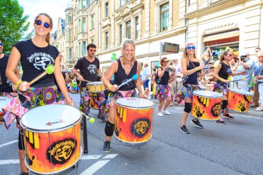 Coburg, Almanya - 10 Temmuz 2016: Samba Festivali Coburg, Almanya, kimliği belirsiz samba dansçısı katılır