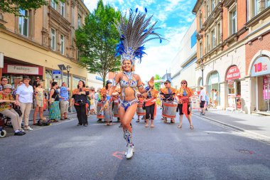 Coburg, Almanya - 10 Temmuz 2016: Samba Festivali geliştirerek Coburg adlı bir tanımlanamayan samba dansçısı katılır
