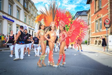 Coburg, Almanya - 10 Temmuz 2016: Tanımlanamayan samba dansçılar yer aldığı yıllık samba Festivali Coburg, Almanya