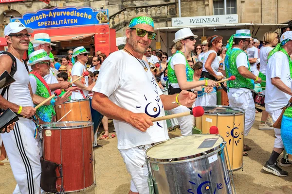 Coburg Duitsland Juli 2016 Een Niet Geïdentificeerde Samba Muzikant Neemt — Stockfoto