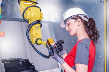 Makine imalat tesisi inşa ederken genç kadın teknisyen