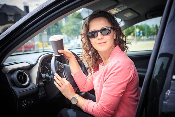 Πορτρέτο Ενός Οδηγού Γυναίκα Αυτοκινήτου Στην Πόλη — Φωτογραφία Αρχείου