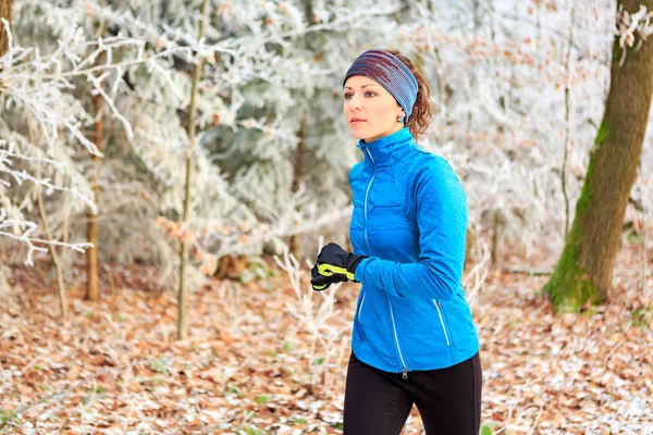 Genç Bir Kadın Kış Ormanında Koşuyor — Stok fotoğraf
