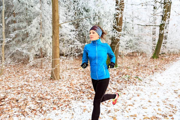 Een Jonge Vrouw Joggen Het Winterse Forest — Stockfoto