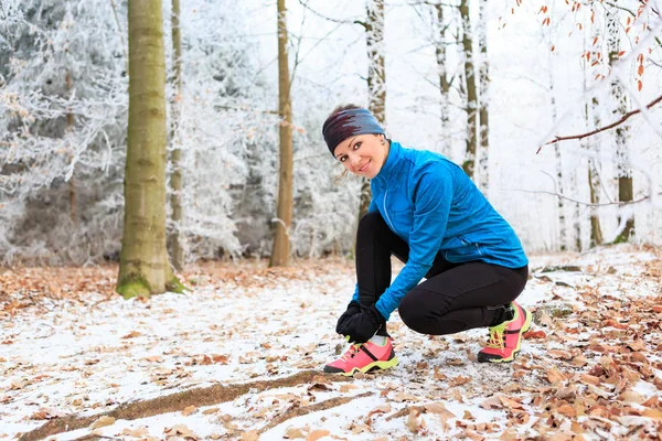 Ung Kvinna Joggar Den Vintriga Skogen — Stockfoto