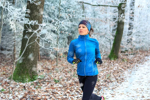 Ung Kvinna Joggar Den Vintriga Skogen — Stockfoto