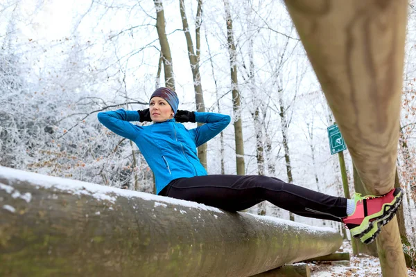 Uma Jovem Mulher Atividades Físicas Caminho Fitness Floresta Invernal — Fotografia de Stock
