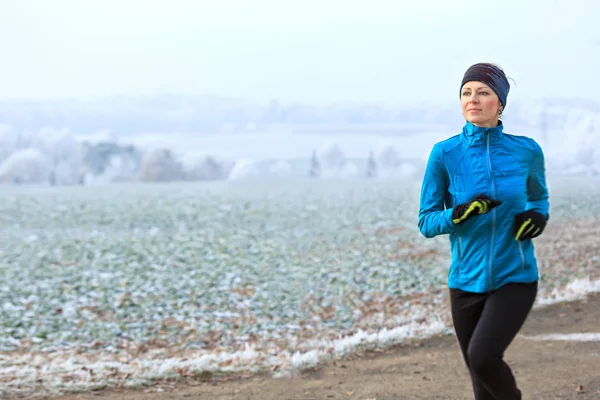 Een Jonge Vrouw Joggen Het Winterse Forest — Stockfoto