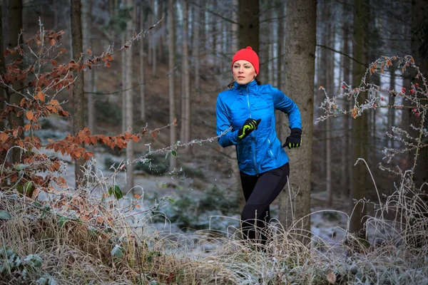 Uma Jovem Mulher Correndo Floresta Invernal — Fotografia de Stock