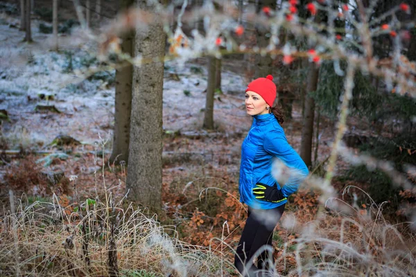 Ung Kvinna Joggar Den Vintriga Skogen — Stockfoto