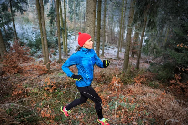 Μια Νεαρή Γυναίκα Που Τρέχει Στο Χειμερινό Δάσος — Φωτογραφία Αρχείου