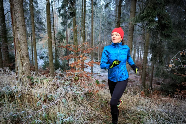 Mladá Žena Jogging Zimním Lese — Stock fotografie