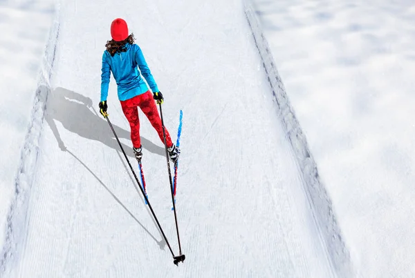 Une Femme Ski Fond Dans Forêt Hivernale — Photo
