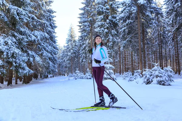 Žena Běžkách Nebo Langlauf Běží Zimním Lese — Stock fotografie