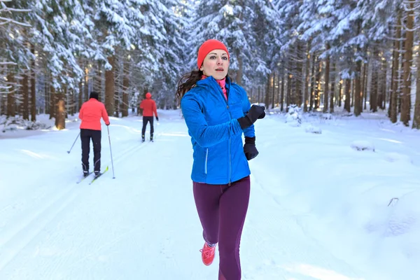 Uma Jovem Mulher Correndo Floresta Invernal — Fotografia de Stock