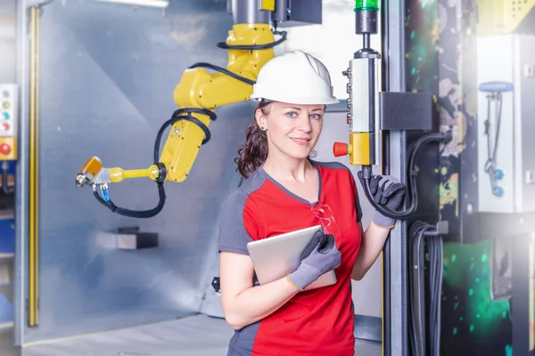 製造工場の機械を構築しながら若い女性技術者 — ストック写真