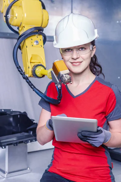 Giovane Tecnico Donna Mentre Costruisce Macchine Nello Stabilimento Produzione — Foto Stock