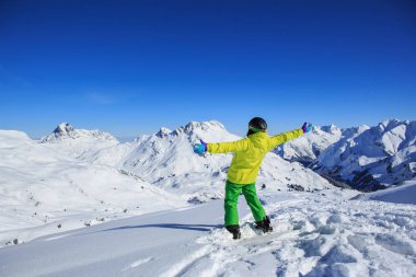 Bir snowboard üzerinde Avusturya Alpleri'nde Bakırlı