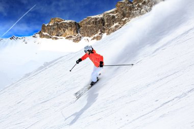 Bir kayak sürücü ve snowboard bakırlı göre Lech, Avusturya Alpleri'nde üzerinde.